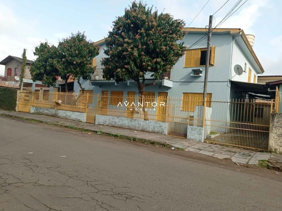 Fachada da casa com portão — Apartamento com 3 quartos à venda em Carolina, Santa Maria/RS