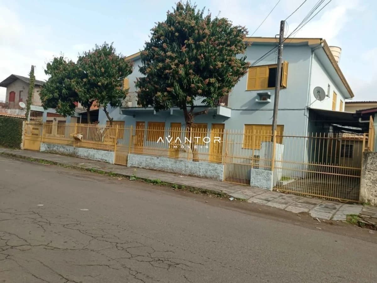 Fachada da casa com portão — Apartamento com 3 quartos à venda em Carolina, Santa Maria/RS