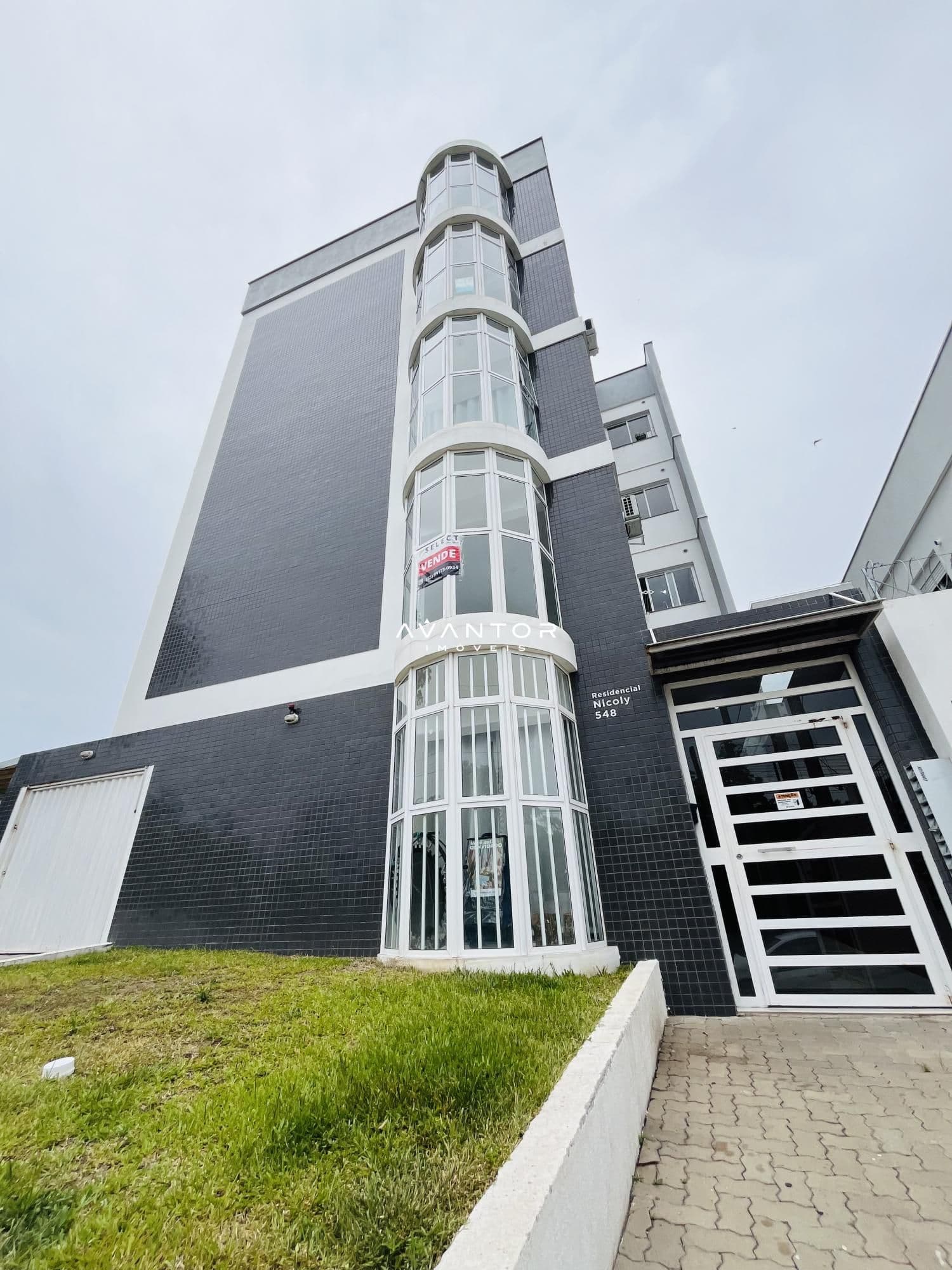Fachada do prédio com entrada principal — Apartamento com 2 quartos à venda em Dom Antônio Reis, Santa Maria/RS