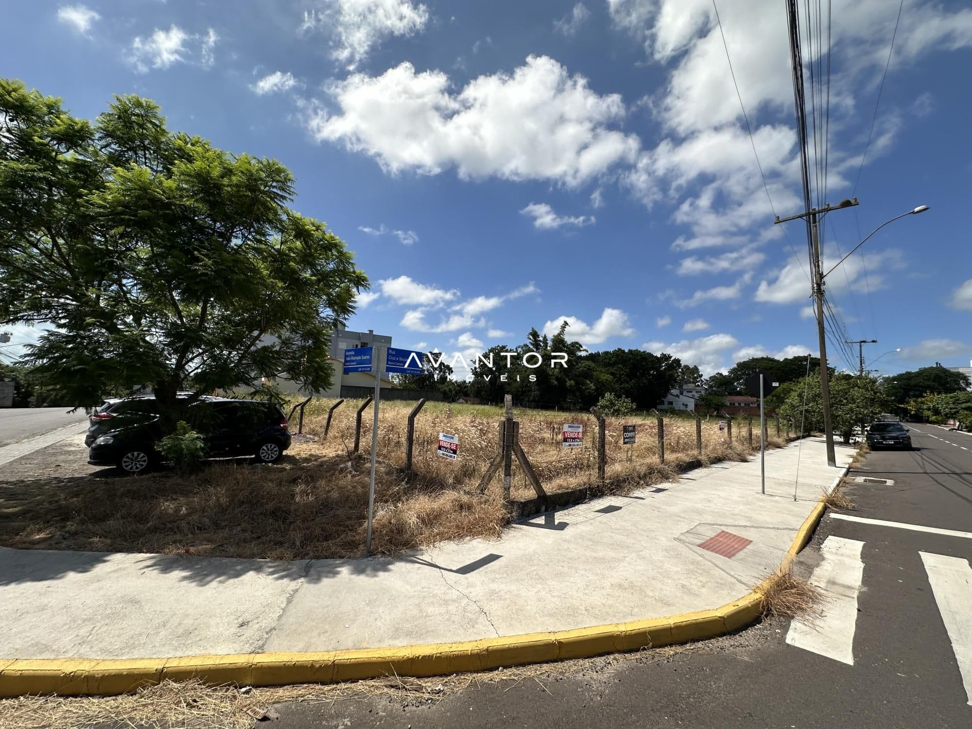 Terreno com cerca e placa de imobiliária — Terreno à venda em Camobi, Santa Maria/RS