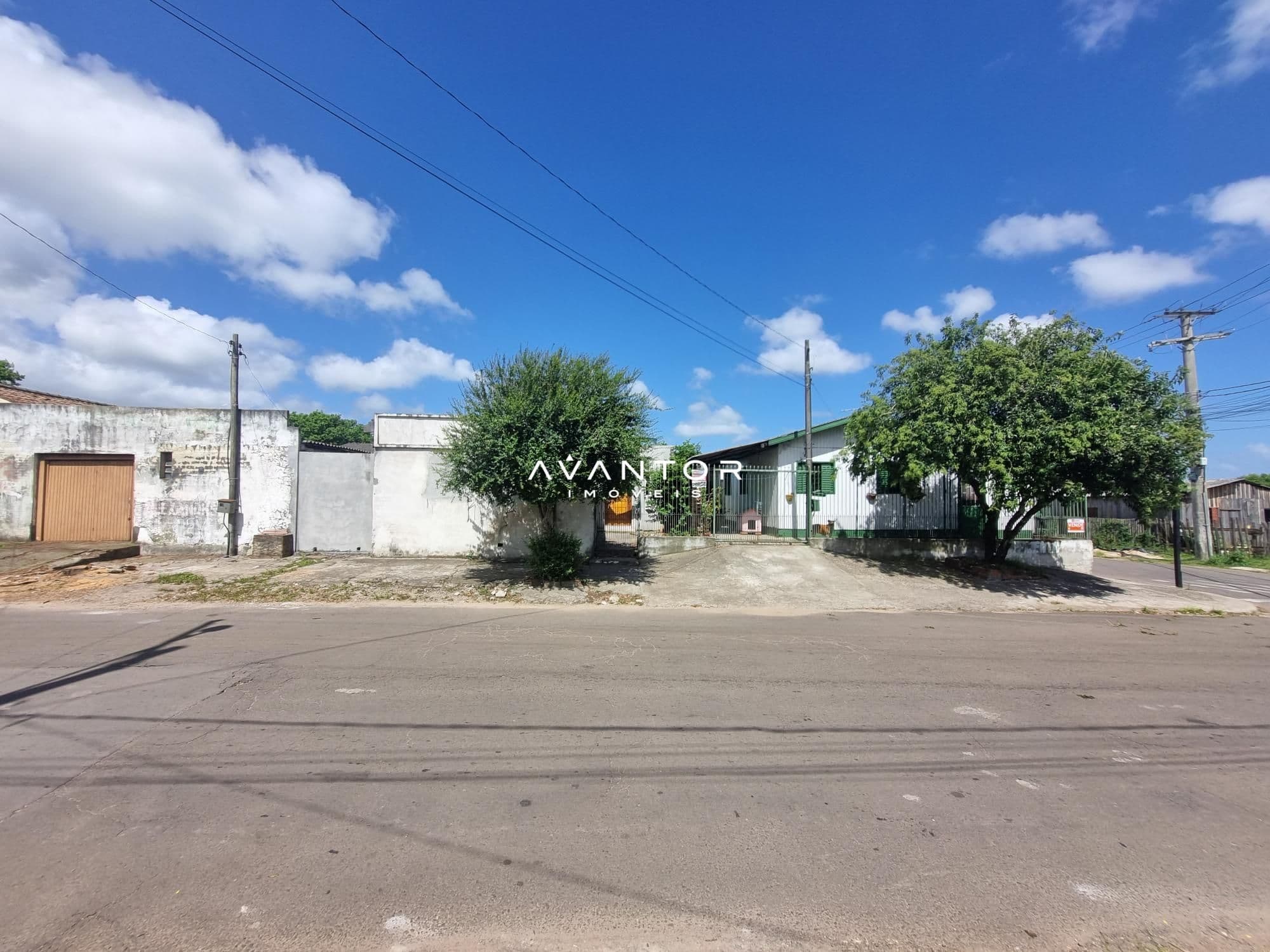 Fachada do terreno com construção — Terreno à venda em Urlândia, Santa Maria/RS