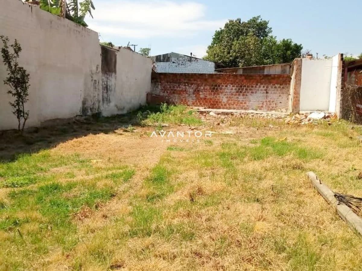 Terreno com muros de alvenaria — Terreno à venda em São José, Santa Maria/RS
