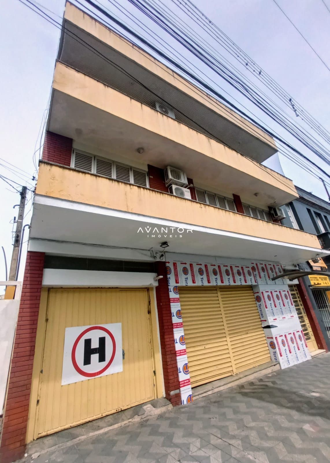 Fachada do prédio com comércios — Prédio Residencial com 17 quartos à venda no Edifício Chidiac, em Centro, Santa Maria/RS