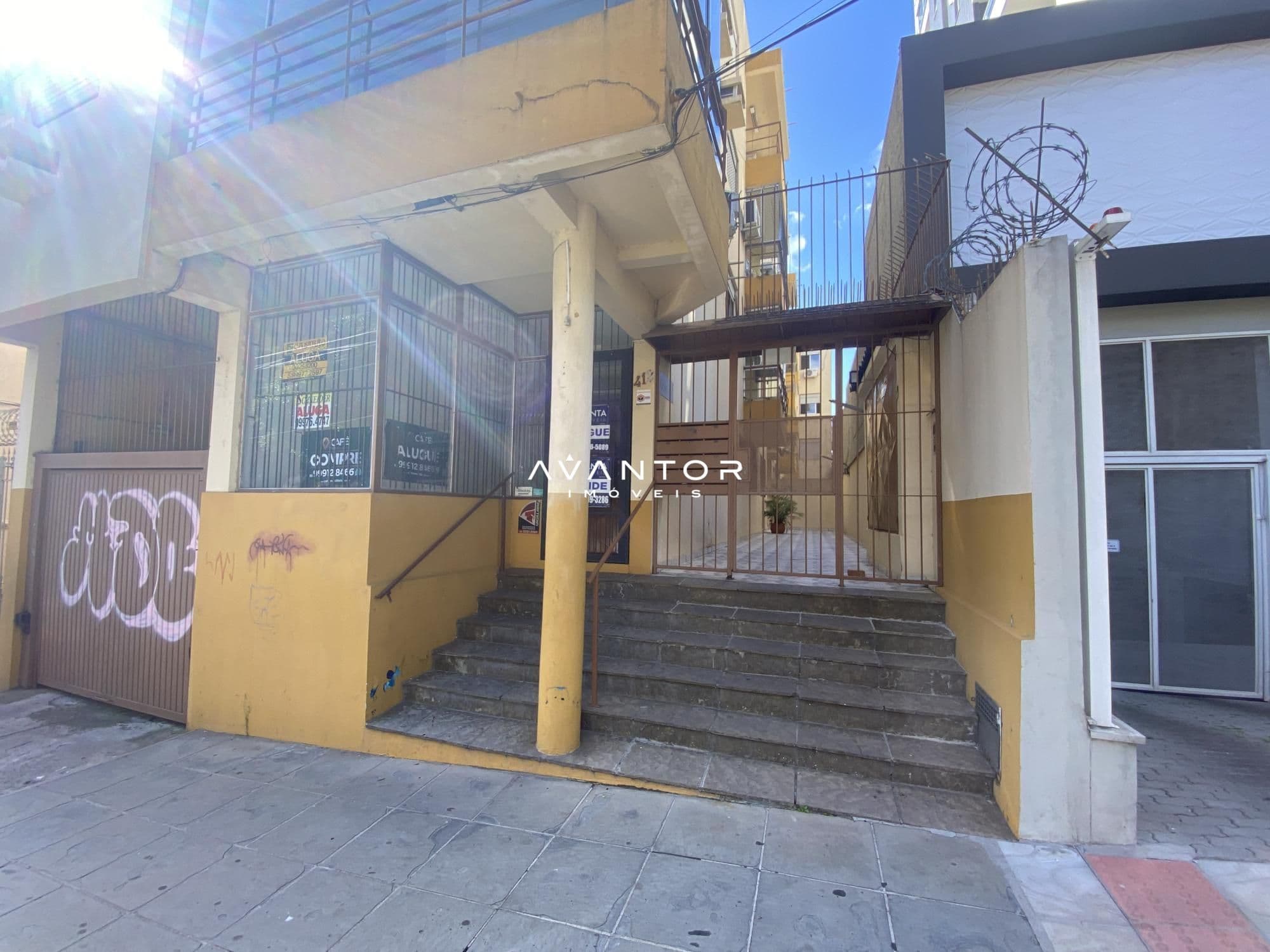 Fachada do imóvel com acesso por escadas — Loja com 1 sala à venda em Bonfim, Santa Maria/RS