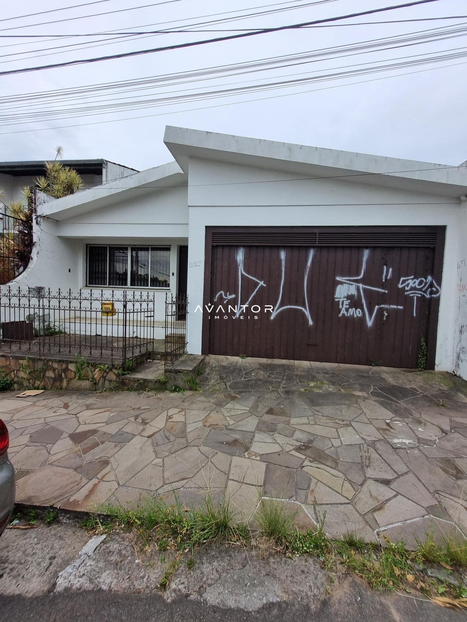 Fachada da casa com garagem — Casa com 3 quartos à venda em Itararé, Santa Maria/RS