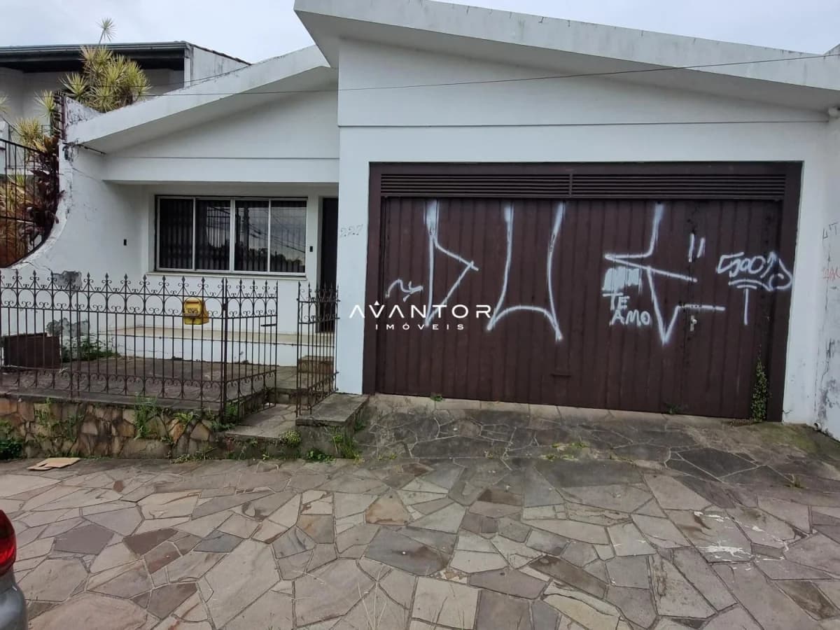 Fachada da casa com garagem — Casa com 3 quartos à venda em Itararé, Santa Maria/RS