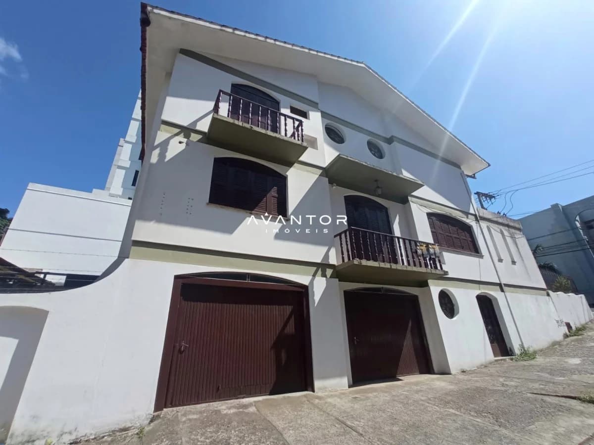 Fachada da casa com sacadas — Casa com 3 quartos à venda em Nossa Senhora de Fátima, Santa Maria/RS