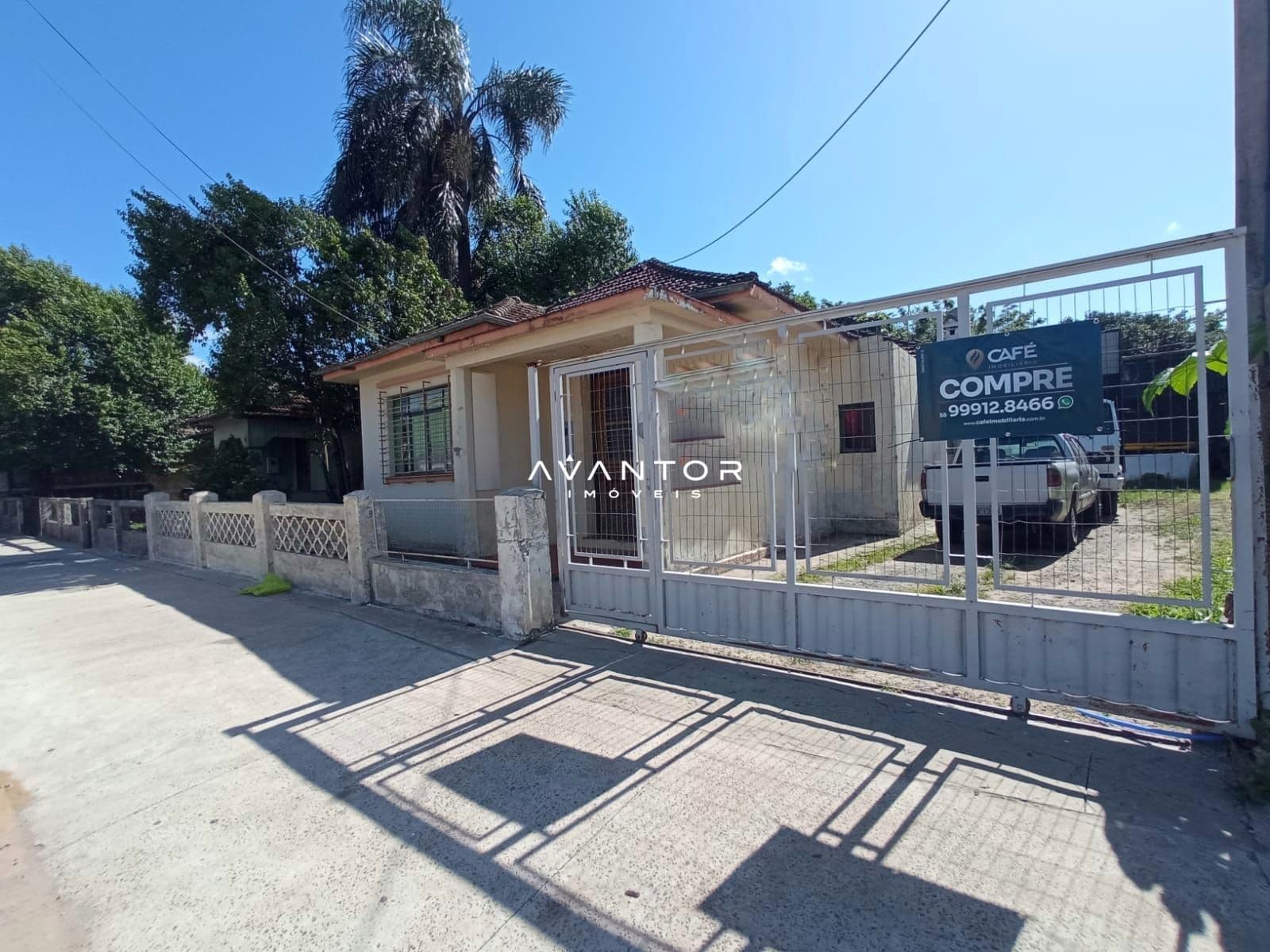 Fachada da casa com portão — Terreno à venda em Salgado Filho, Santa Maria/RS