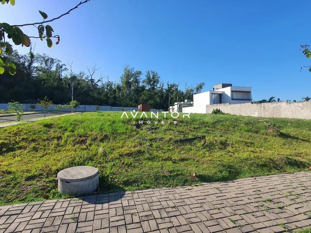 Terreno com área verde e construção ao fundo — Terreno à venda no Cidade Universitária, em Camobi, Santa Maria/RS