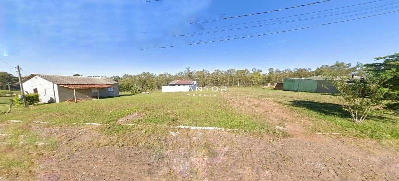 Pátio com construções e área arborizadas — Terreno à venda em Tomazetti, Santa Maria/RS
