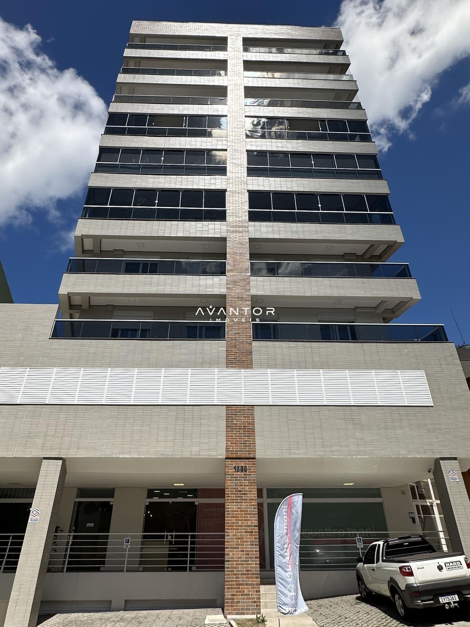 Fachada do prédio com sacadas — Apartamento com 3 quartos à venda em Nossa Senhora de Fátima, Santa Maria/RS