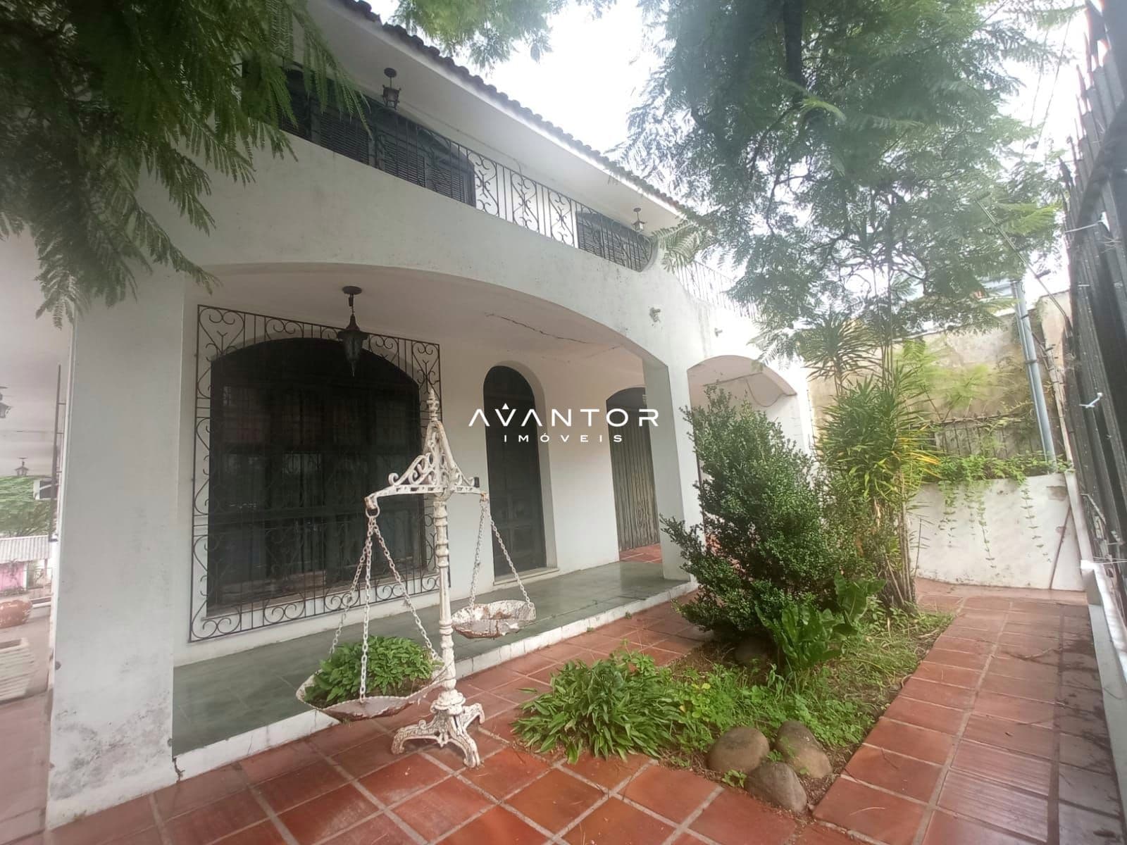Fachada da casa com pátio — Casa Comercial com 4 salas para alugar em Centro, Santa Maria/RS