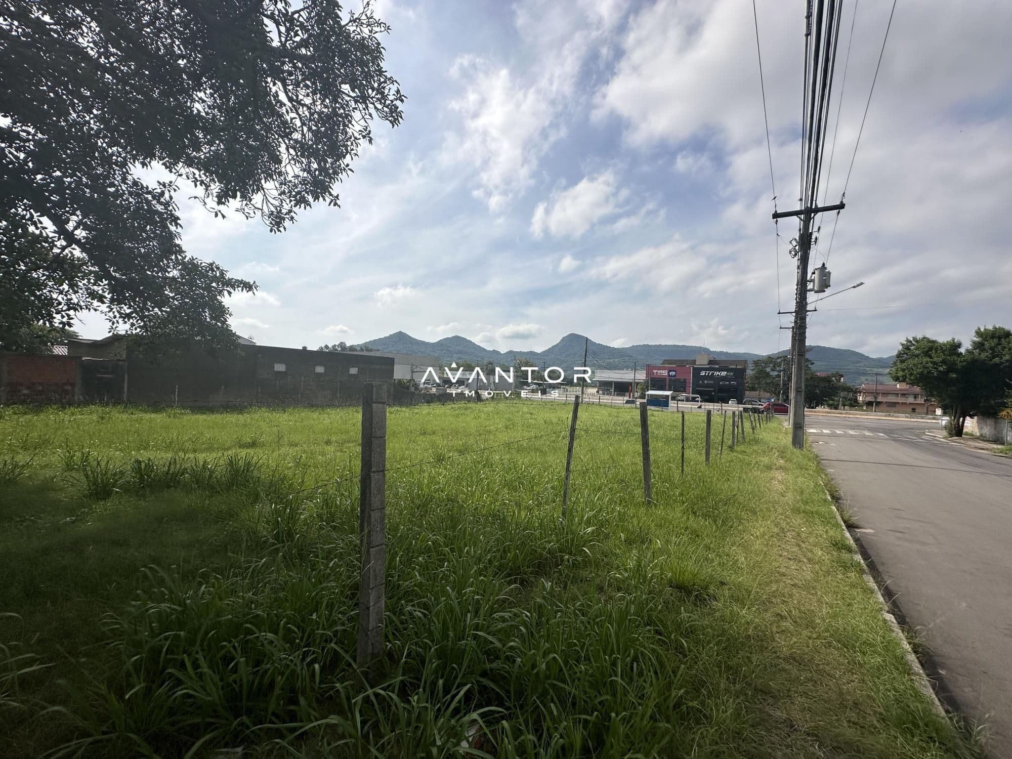 Terreno com logo de empreendimento visível — Terreno à venda em Camobi, Santa Maria/RS