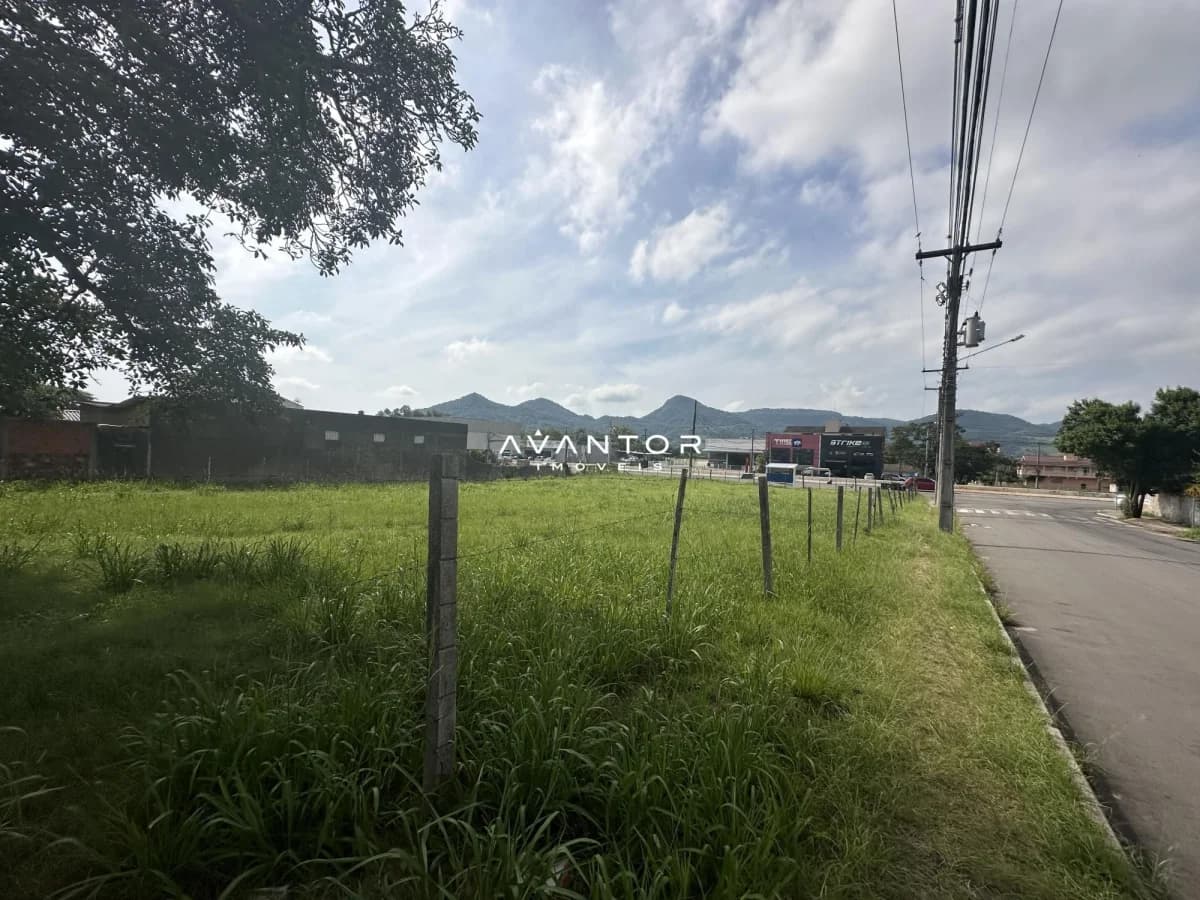 Terreno com logo de empreendimento visível — Terreno à venda em Camobi, Santa Maria/RS