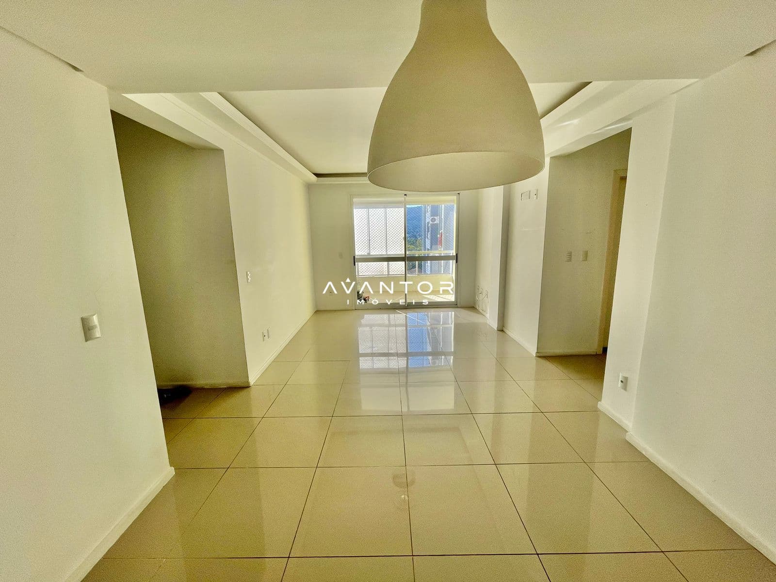 Sala de estar com piso em cerâmica — Apartamento com 2 quartos à venda no Residencial Roma, em Centro, Santa Maria/RS