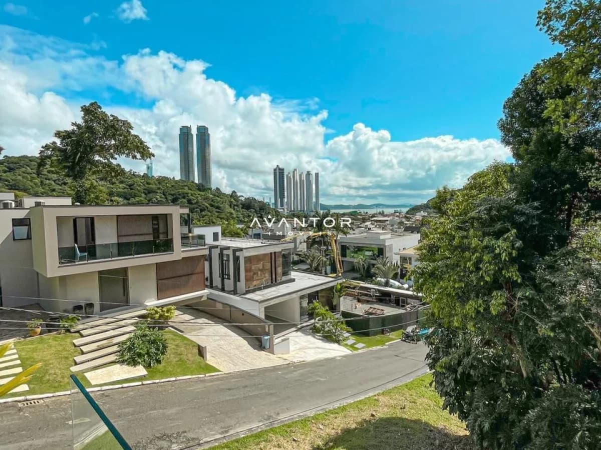 Fachada da casa com vista da cidade — Casa de Condomínio com 4 quartos à venda em Barra, Balneário Camboriú/SC