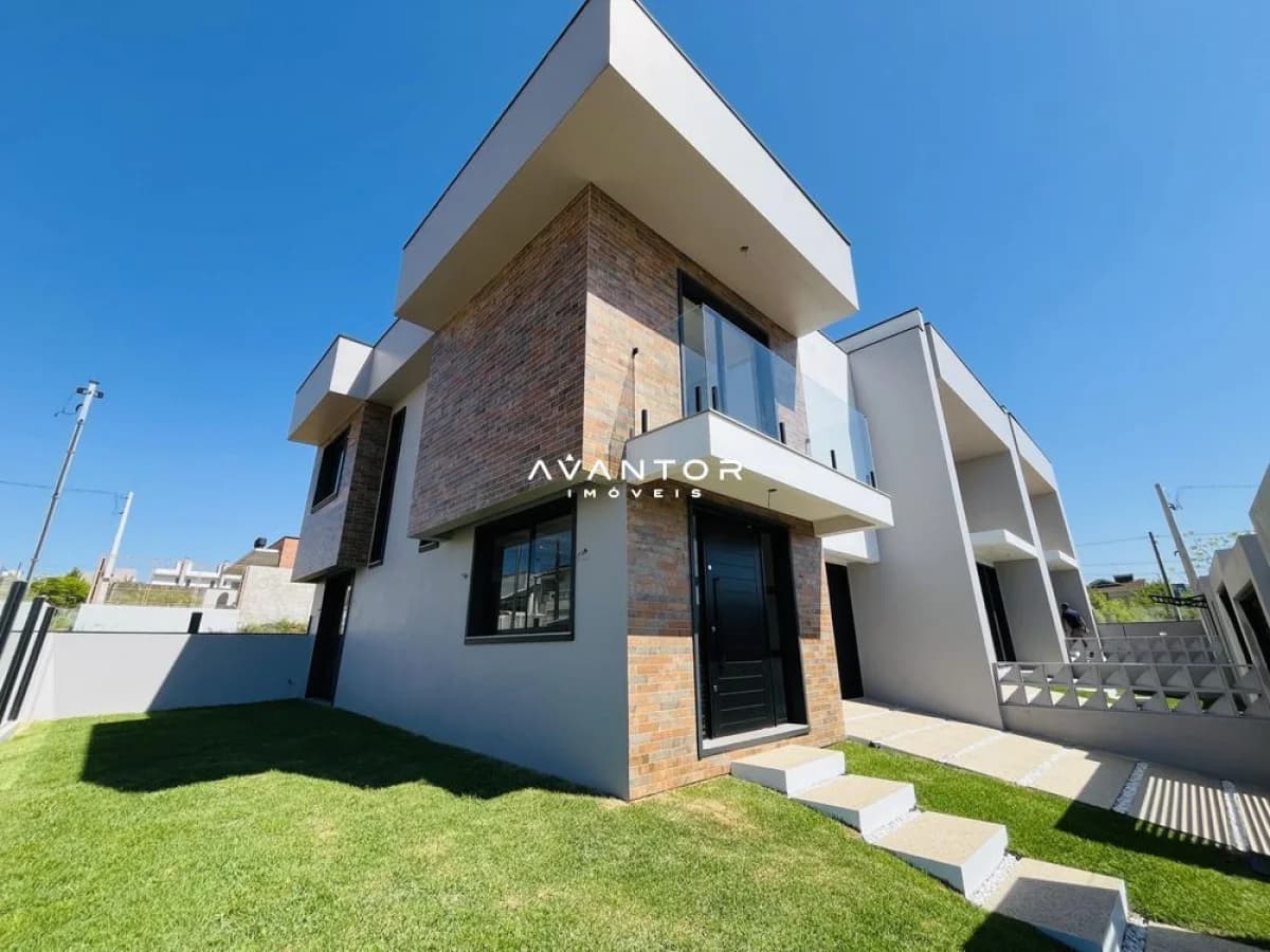 Fachada da casa com jardim frontal — Casa com 3 quartos à venda no Villaggio Di Napoli, em Camobi, Santa Maria/RS