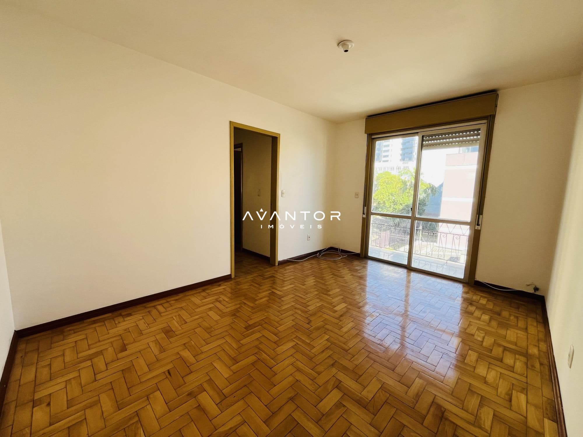 Sala com sacada e piso em madeira — Apartamento com 2 quartos à venda em Nossa Senhora de Lourdes, Santa Maria/RS
