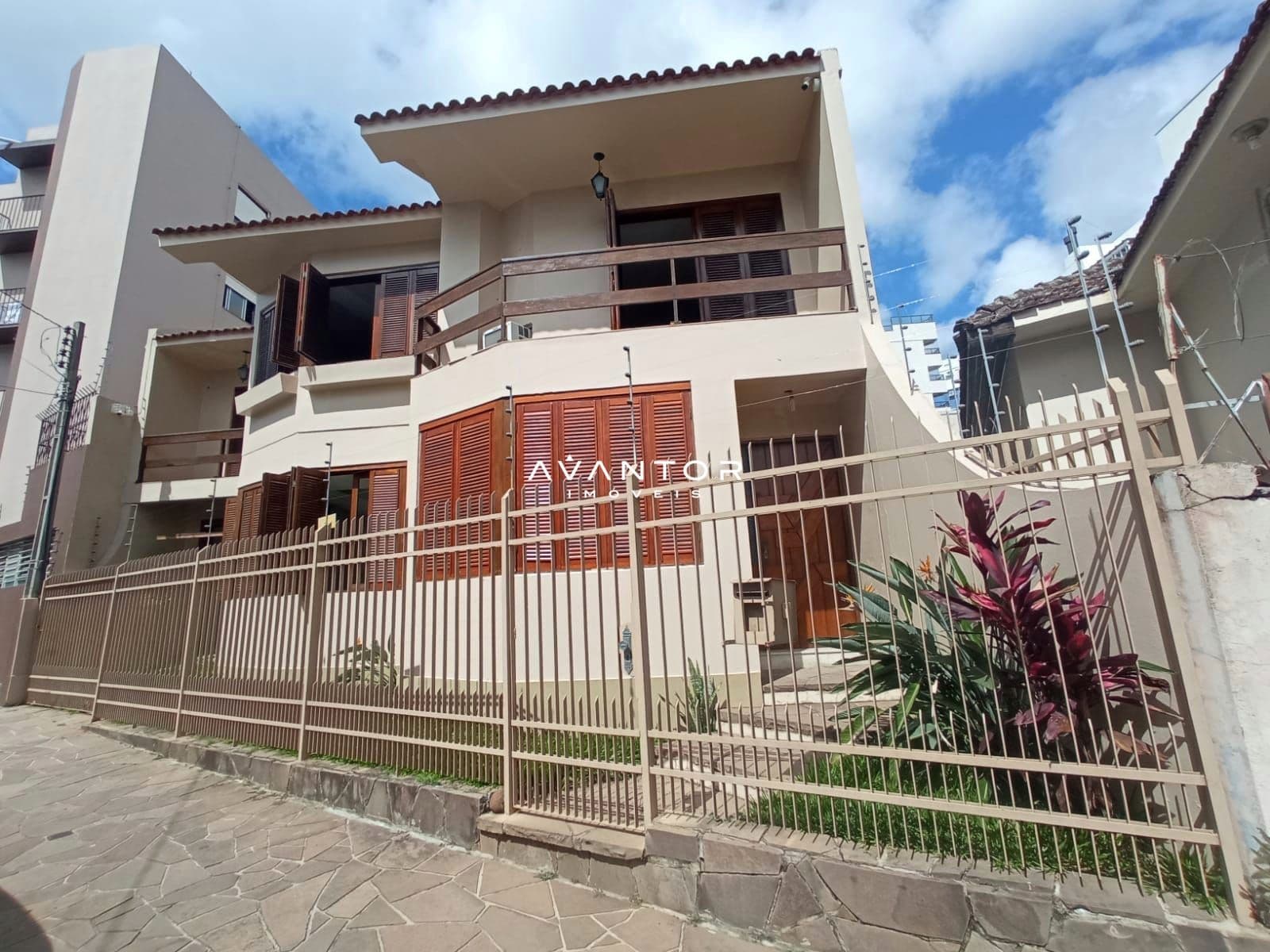 Fachada da casa com varanda — Casa com 4 quartos à venda em Nossa Senhora do Rosário, Santa Maria/RS