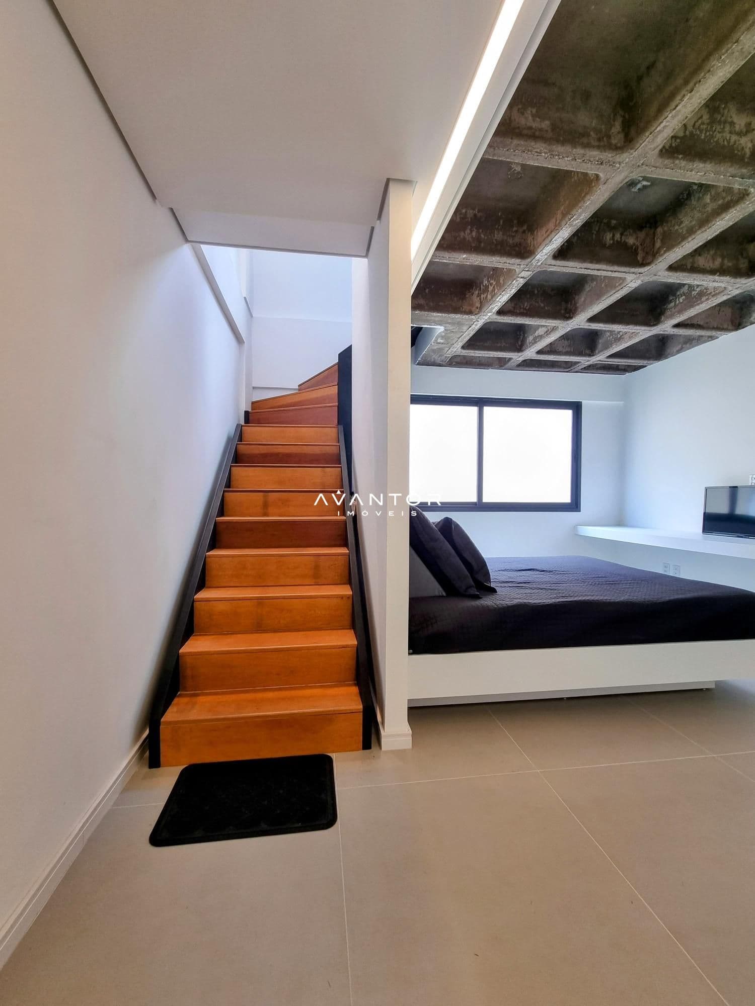 Escada em madeira e dormitório integrado — Cobertura com 1 quarto à venda em Centro, Santa Maria/RS