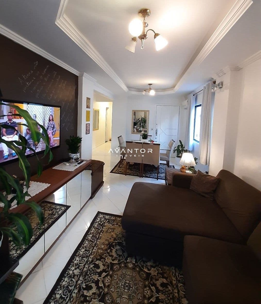 Sala de estar integrada com TV e sofá — Apartamento com 3 quartos à venda em Centro, Balneário Camboriú/SC
