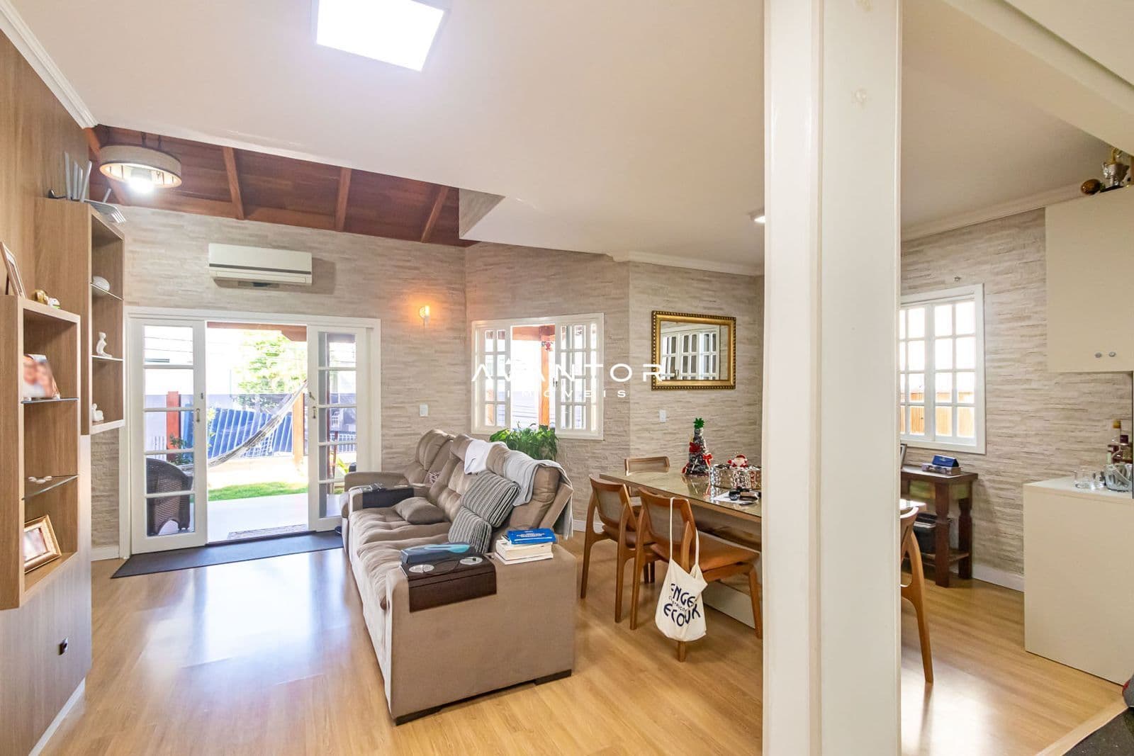 Sala de estar integrada com acesso a sacada — Casa com 3 quartos à venda em Ariribá, Balneário Camboriú/SC