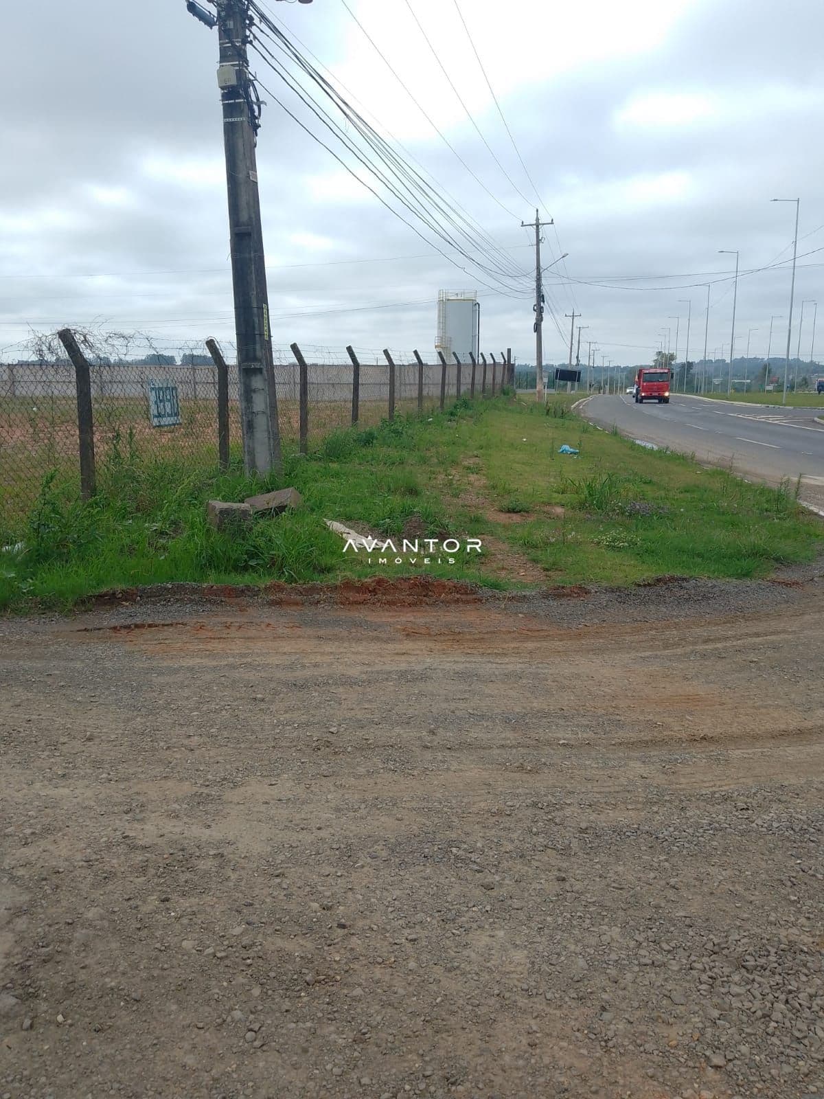 Terreno em área comercial com acesso à rodovia — Terreno para alugar em Duque de Caxias, Santa Maria/RS