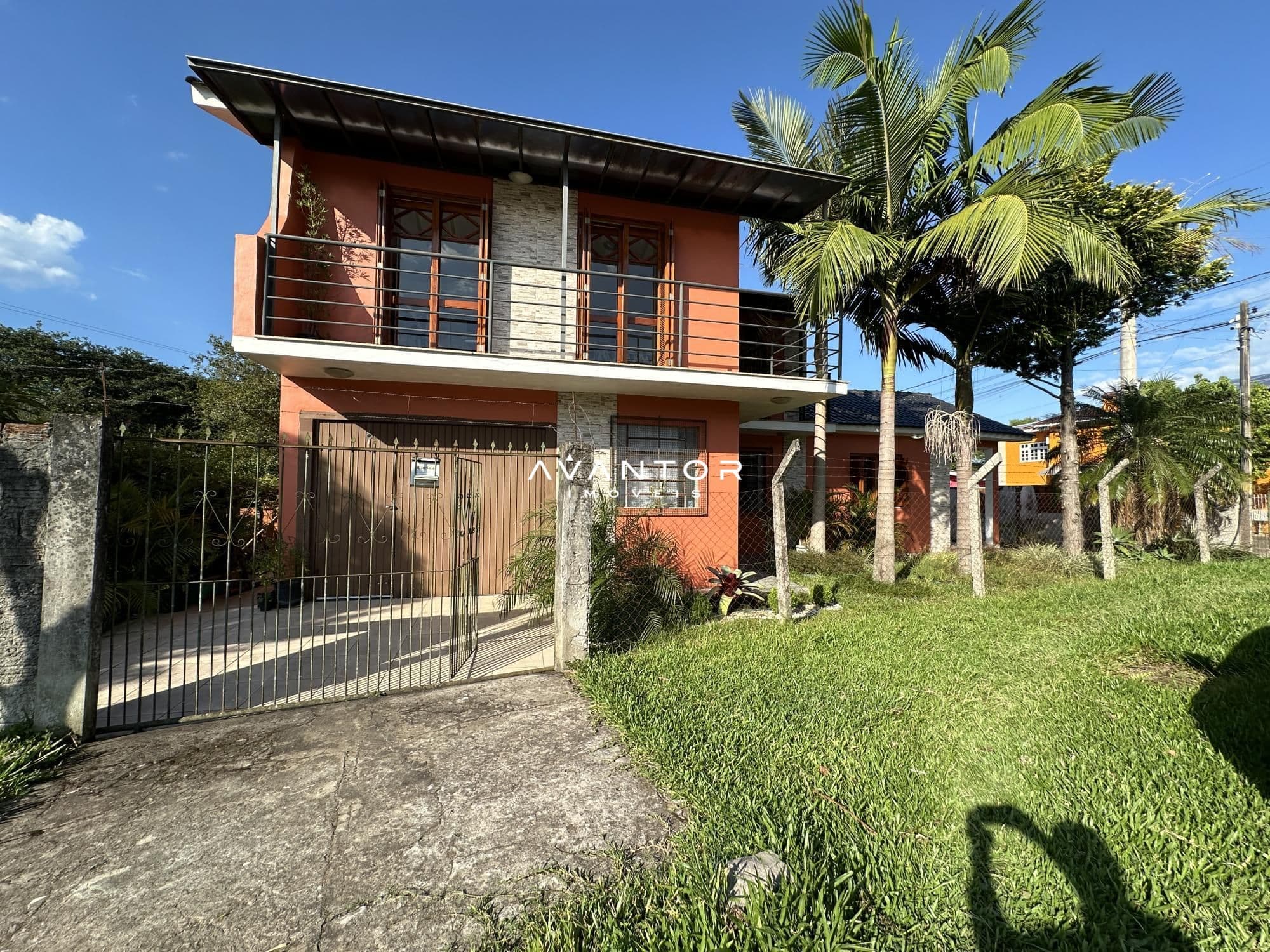 Fachada da casa com pátio — Casa com 3 quartos à venda em Caturrita, Santa Maria/RS