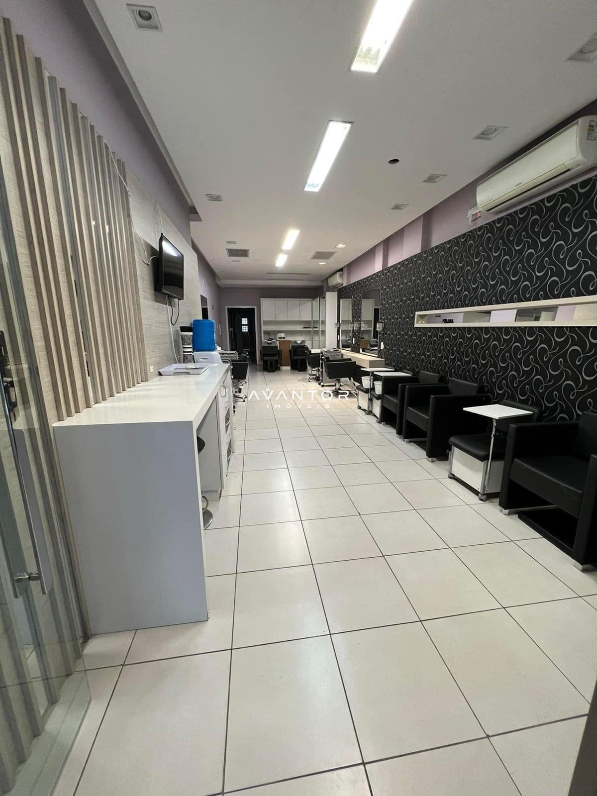 Salão comercial com recepção e poltronas — Sala Comercial com 5 salas para alugar em Centro, Santa Maria/RS