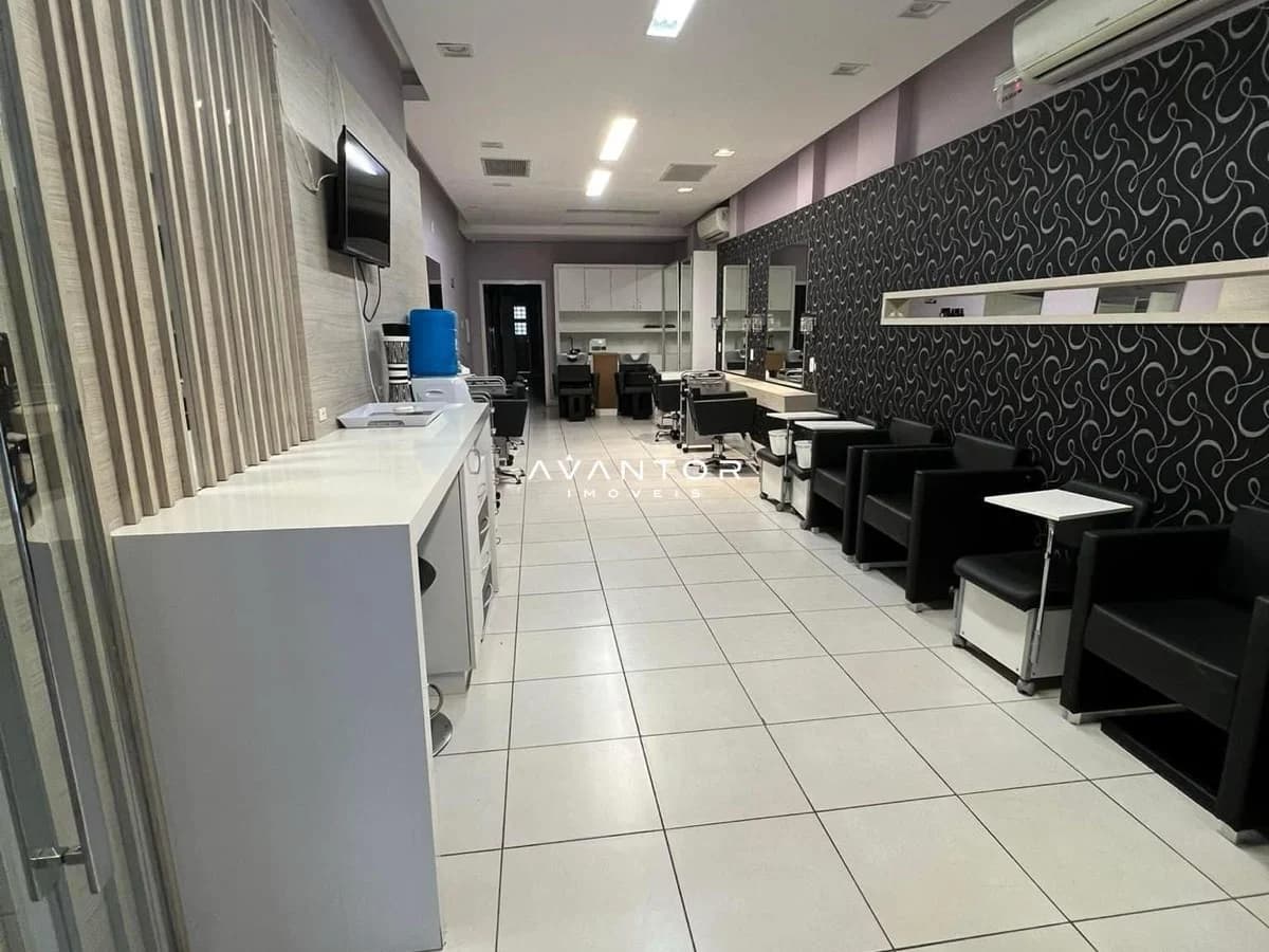 Salão comercial com recepção e poltronas — Sala Comercial com 5 salas para alugar em Centro, Santa Maria/RS