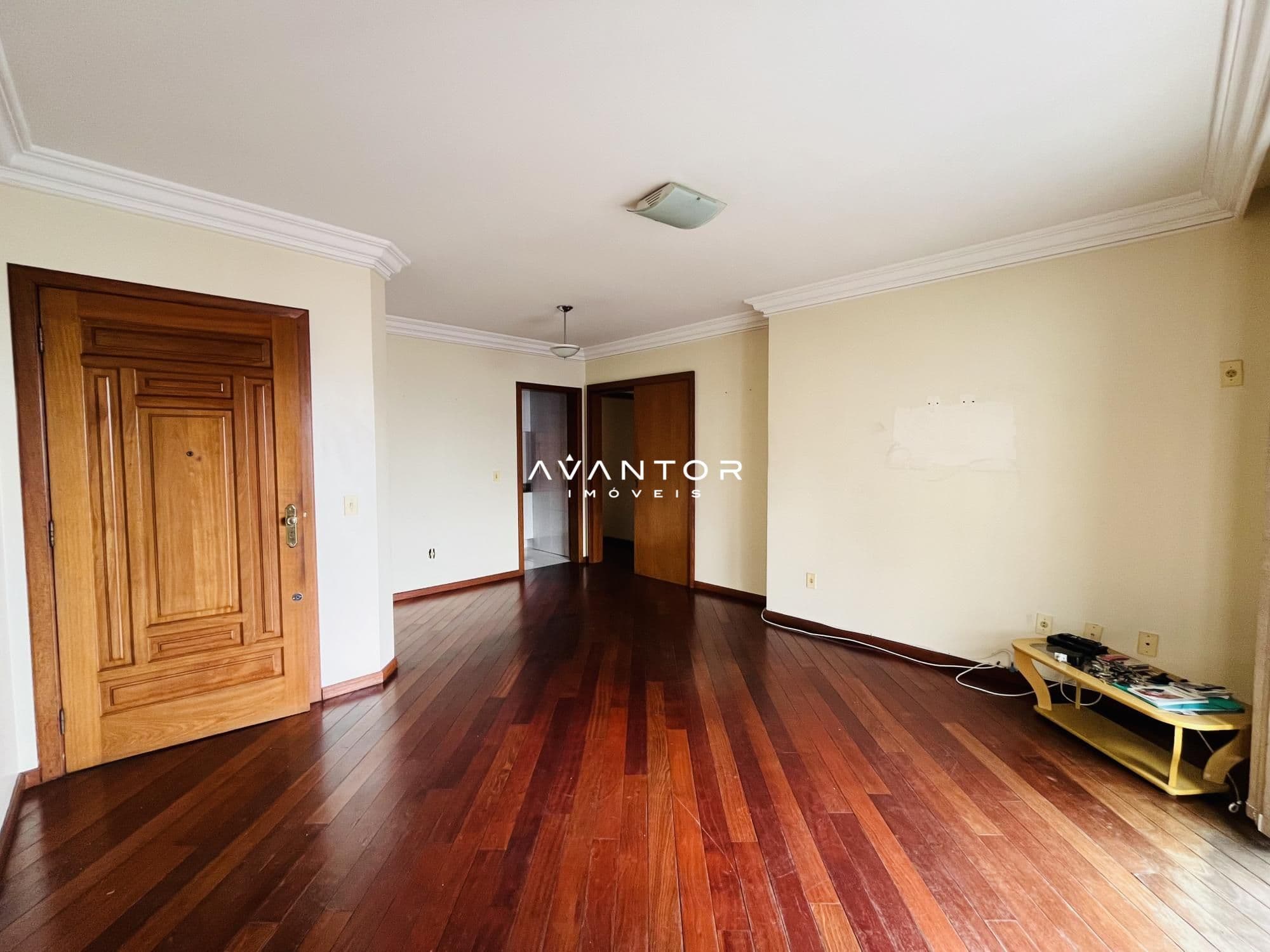 Sala de estar com piso de madeira — Apartamento com 3 quartos à venda no Edifício Nashville, em Centro, Santa Maria/RS