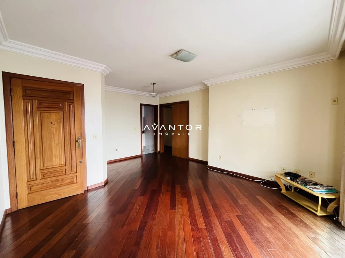 Sala de estar com piso de madeira — Apartamento com 3 quartos à venda no Edifício Nashville, em Centro, Santa Maria/RS