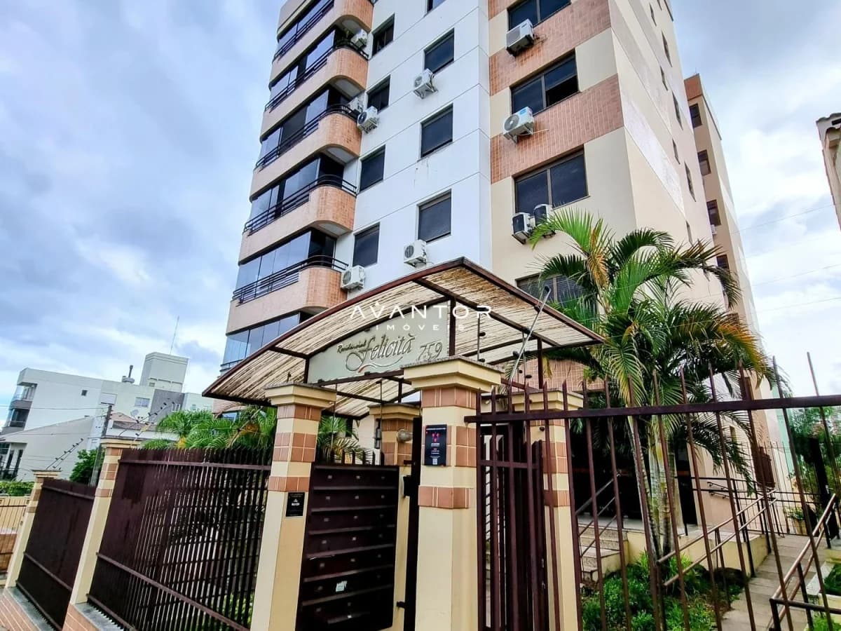 Fachada do prédio com entrada e portaria — Apartamento com 2 quartos à venda em Centro, Santa Maria/RS