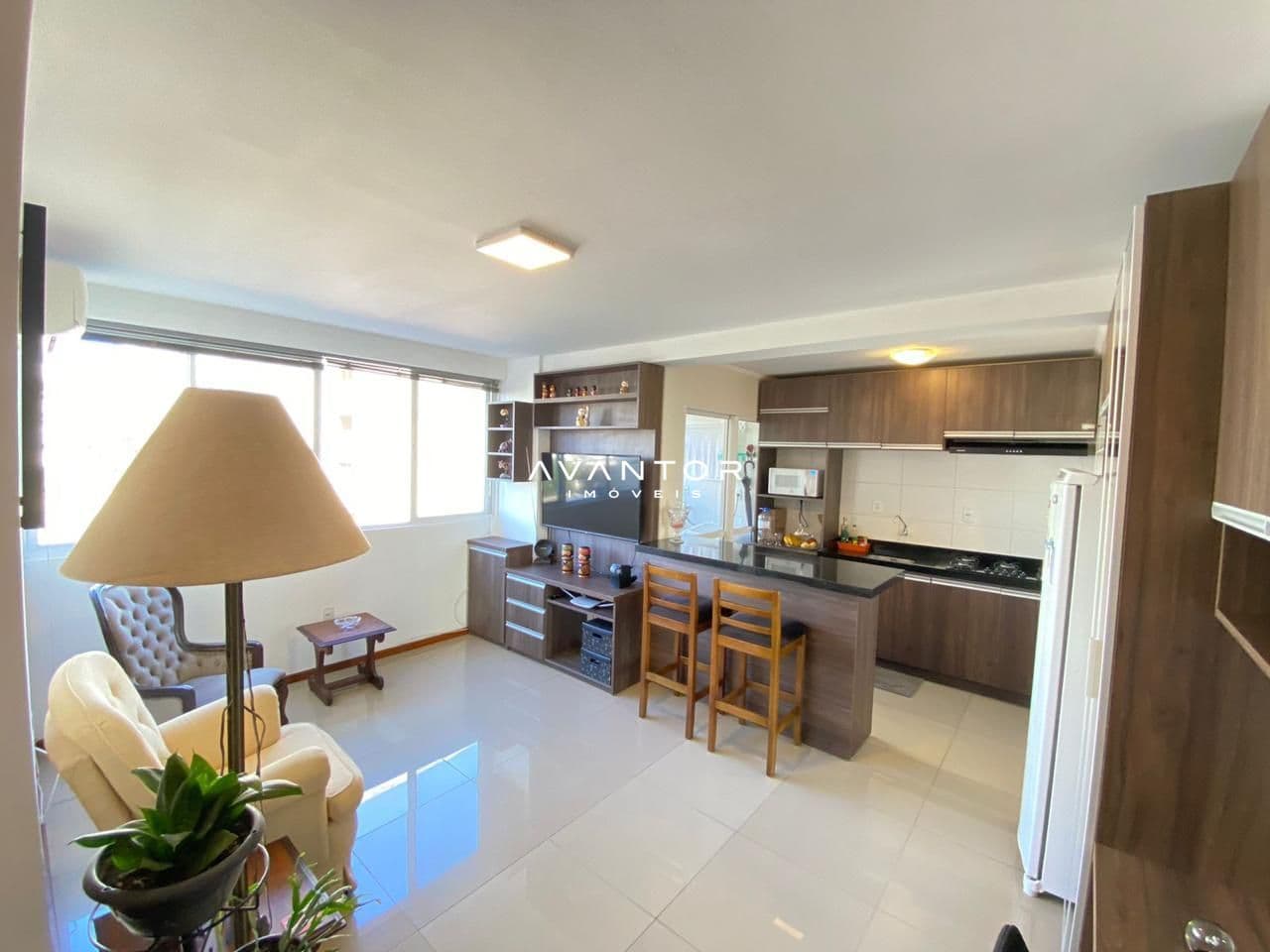 Sala integrada à cozinha com bancada — Apartamento com 1 quarto à venda em Nossa Senhora Medianeira, Santa Maria/RS