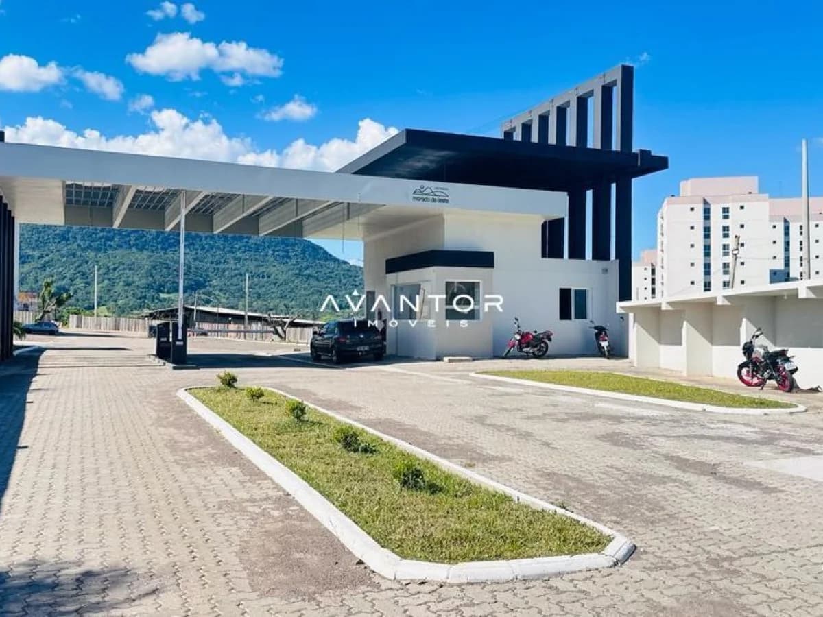 Fachada do condomínio com garagem coberta — Apartamento com 2 quartos à venda em Camobi, Santa Maria/RS