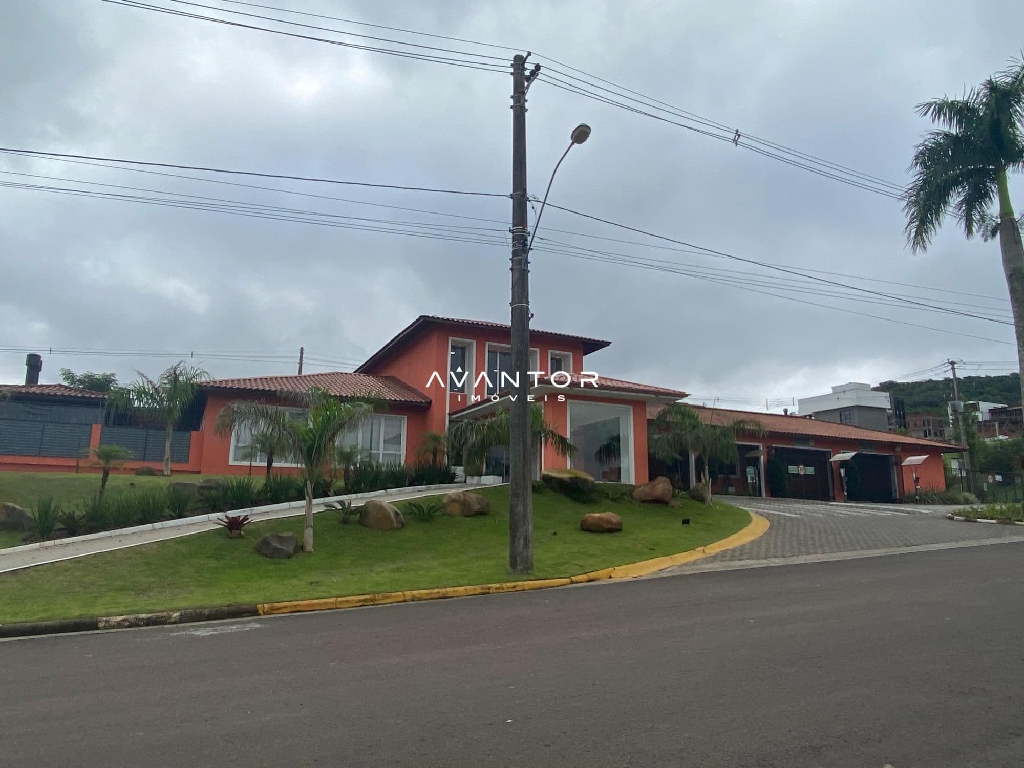 Fachada da casa com área externa — Terreno à venda no Residencial Real Park, em Tomazetti, Santa Maria/RS