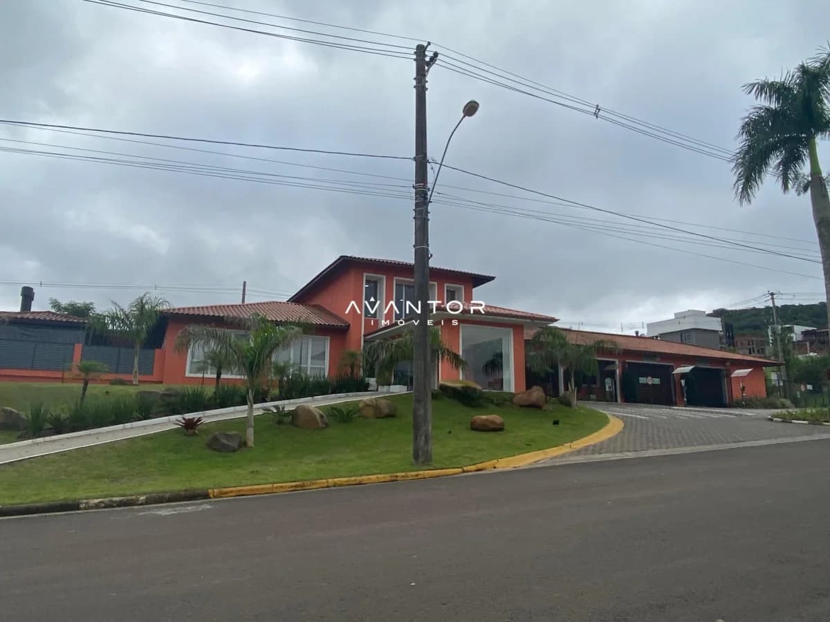 Fachada da casa com área externa — Terreno à venda no Residencial Real Park, em Tomazetti, Santa Maria/RS