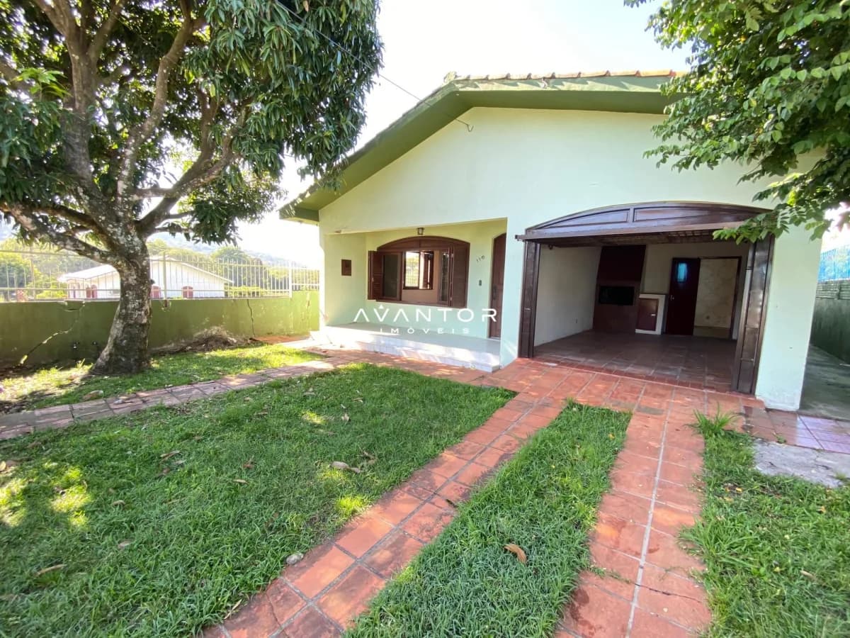 Fachada da casa com pátio e garagem — Casa com 3 quartos à venda em Km 3, Santa Maria/RS