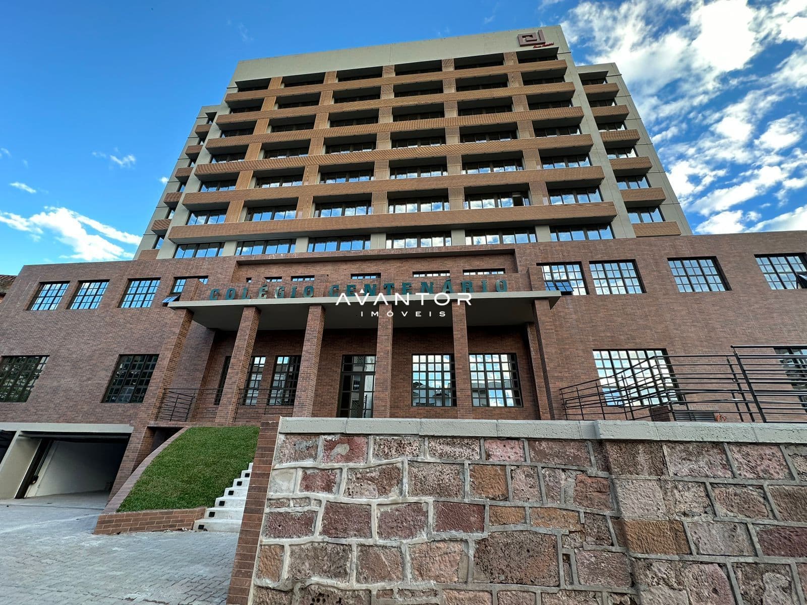 Fachada do prédio com entrada principal — Apartamento com 1 quarto à venda em Centro, Santa Maria/RS