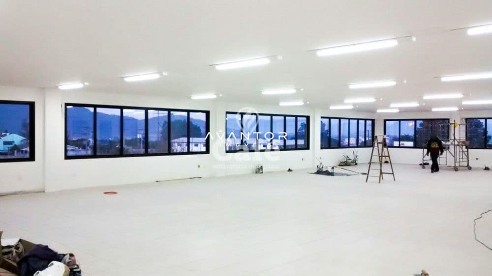 Salão comercial com grandes janelas e vista — Sala Comercial à venda em Camobi, Santa Maria/RS