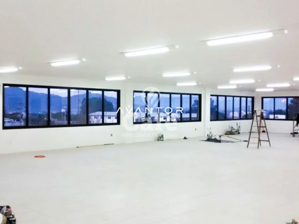 Salão comercial com grandes janelas e vista — Sala Comercial à venda em Camobi, Santa Maria/RS