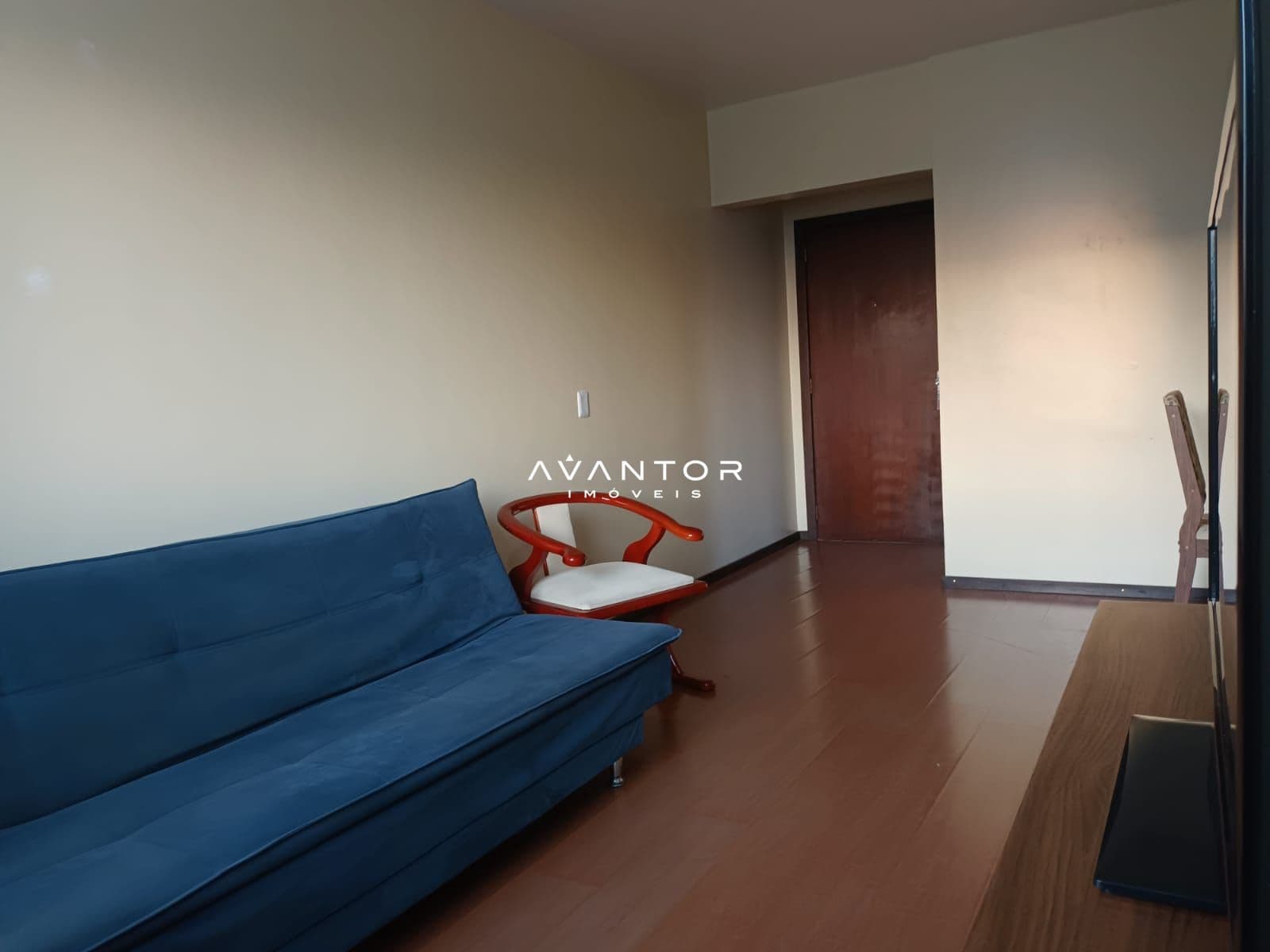 Sala de estar com sofá azul — Apartamento com 2 quartos à venda no Edifício Ilha de Santa Clara, em Centro, Santa Maria/RS