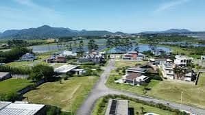 Vista aérea do empreendimento e entorno — Terreno à venda no Lagoa azul, em Ribanceira, Imbituba/SC