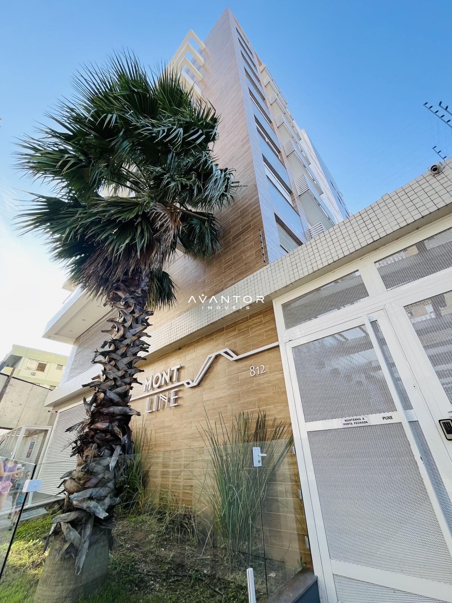 Fachada do prédio com palmeira — Apartamento com 2 quartos à venda no Residencial Montline, em Centro, Santa Maria/RS