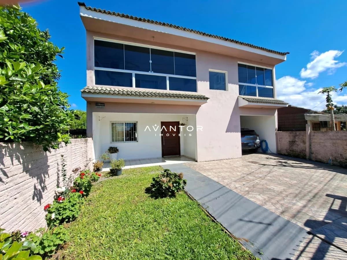 Fachada da casa com garagem — Casa com 3 quartos à venda em Camobi, Santa Maria/RS