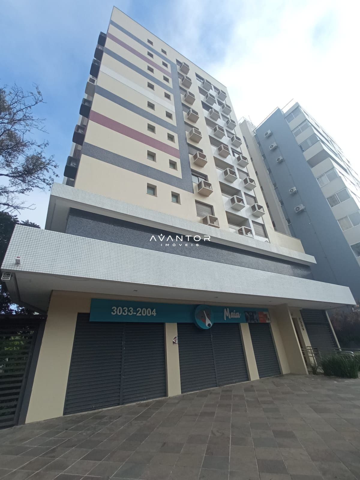 Fachada do prédio com lojas — Apartamento com 1 quarto à venda no Residencial Le Parc, em Centro, Santa Maria/RS