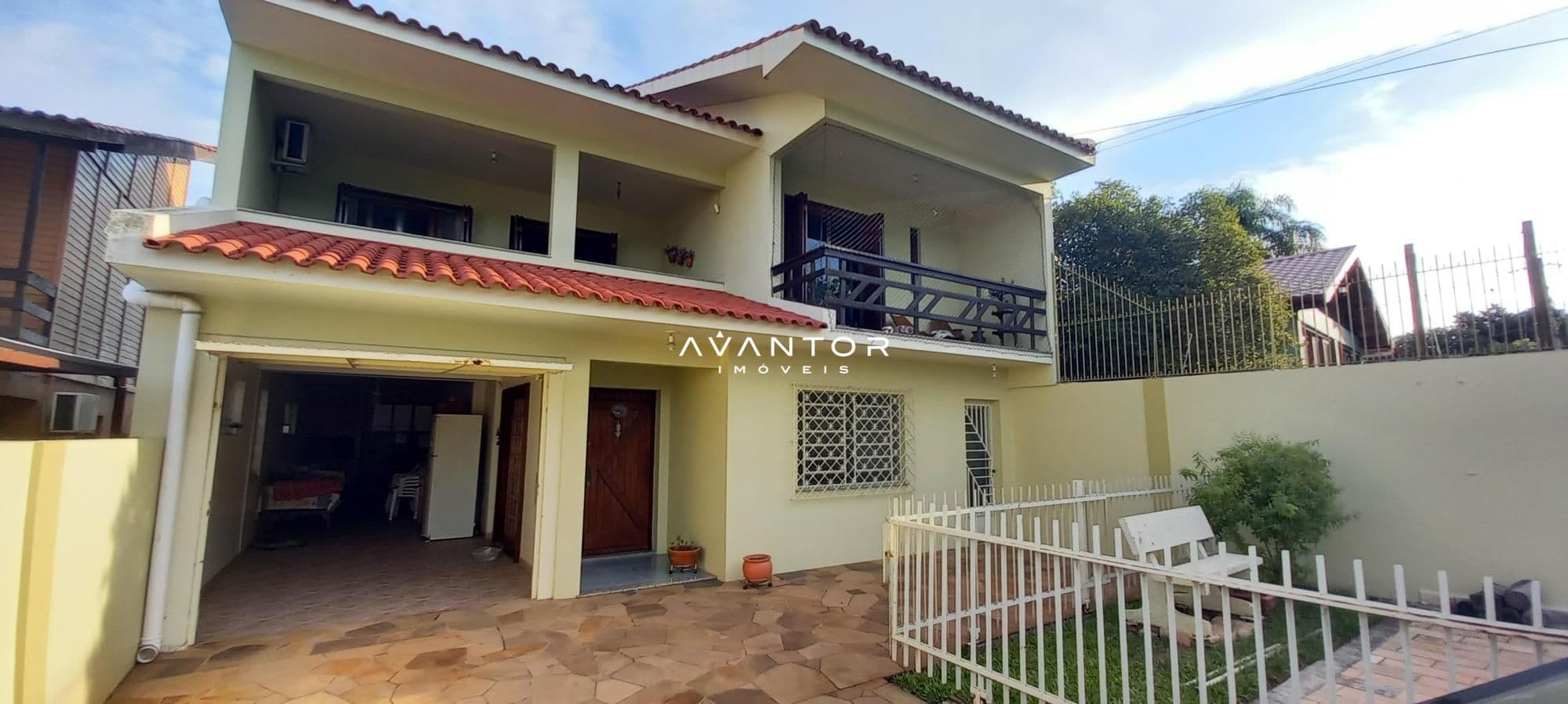 Fachada da casa com sacada — Casa com 3 quartos à venda em Juscelino Kubitschek, Santa Maria/RS