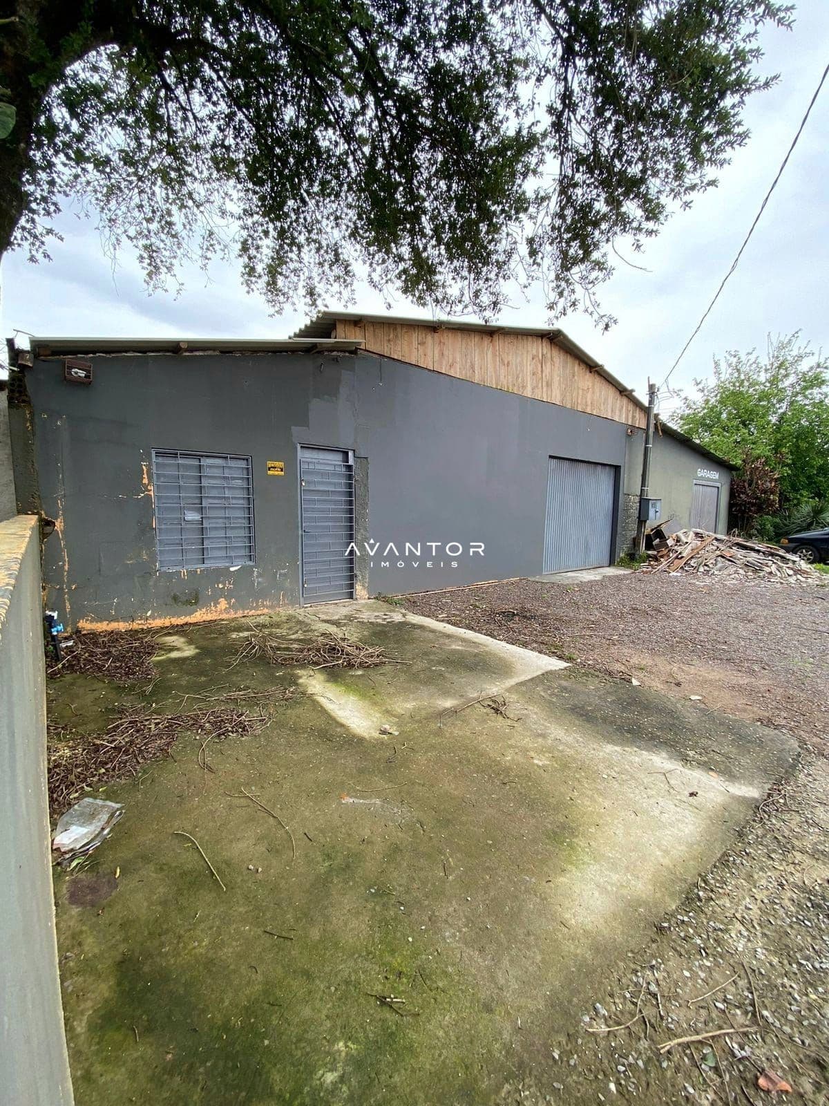 Fachada da casa com garagem — Pavilhão com 2 salas à venda em Camobi, Santa Maria/RS