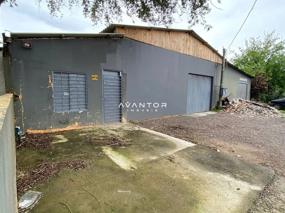 Fachada da casa com garagem — Pavilhão com 2 salas à venda em Camobi, Santa Maria/RS