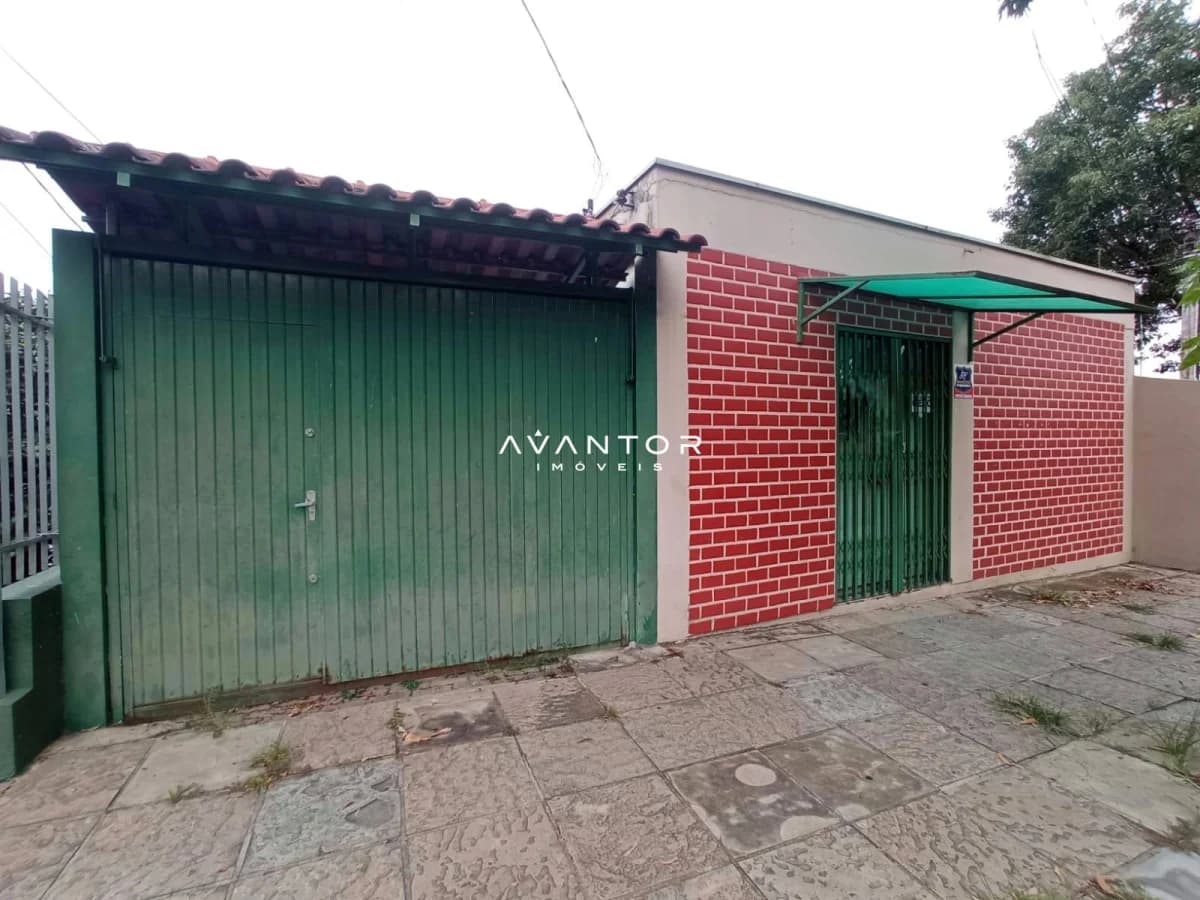 Fachada da casa com garagem — Casa Comercial com 4 salas à venda em Patronato, Santa Maria/RS